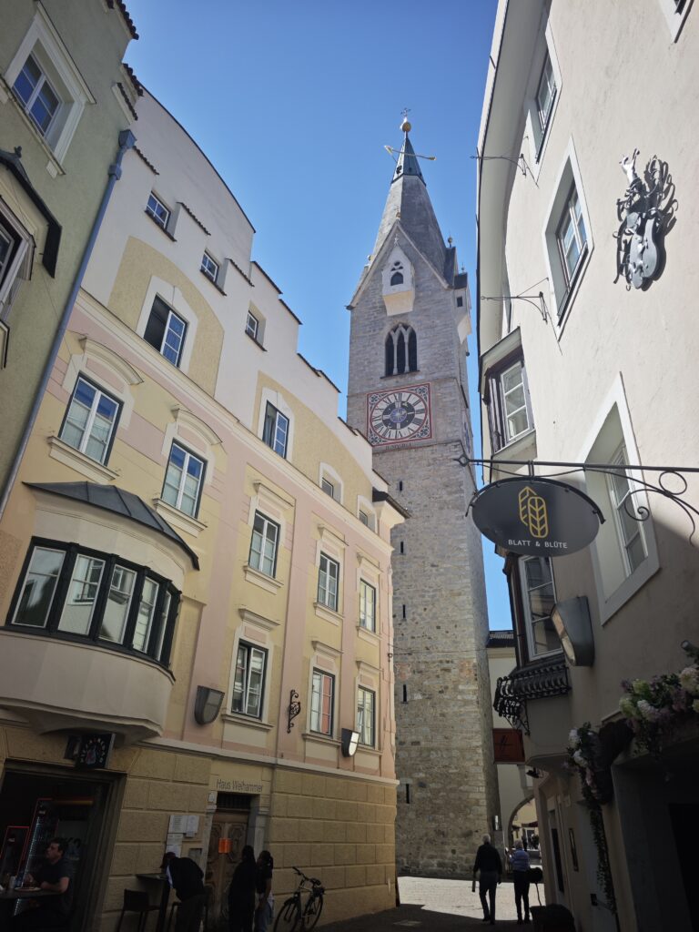 Bester Blick in der Altstadt Brixen auf den Weißen Turm - in der Adlerbrückengasse