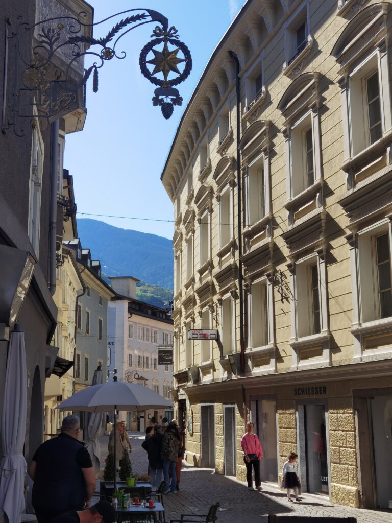 In der Altenmarktgasse treffen sich die Einheimischen