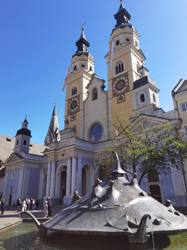 Brixen Altstadt Sehenswürdigkeiten: Der Brunnen am Domplatz vor dem Brixner Dom