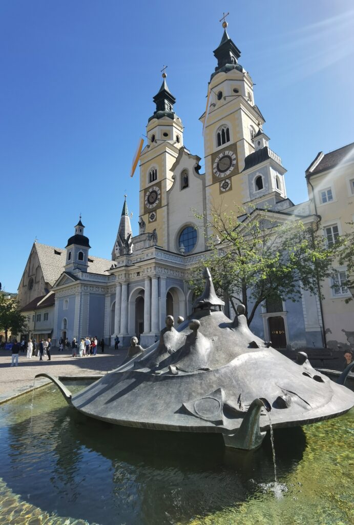 Dom Brixen mit dem besonderen Brunnen 