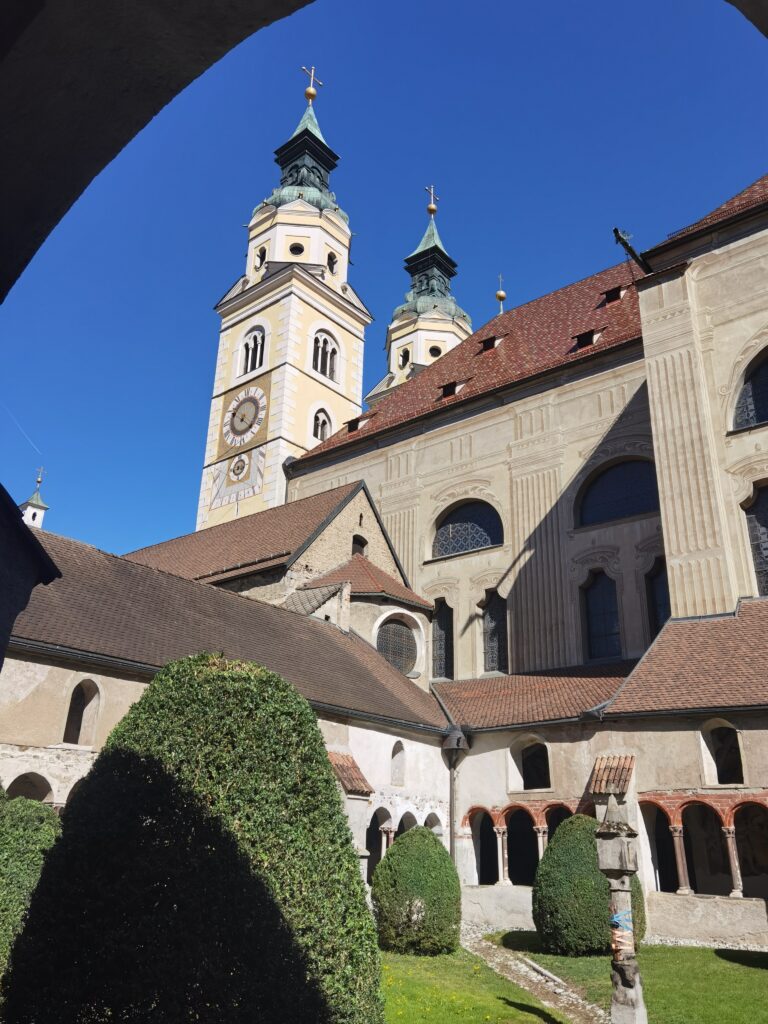 Blick vom Kreuzgang Brixen auf den Dom