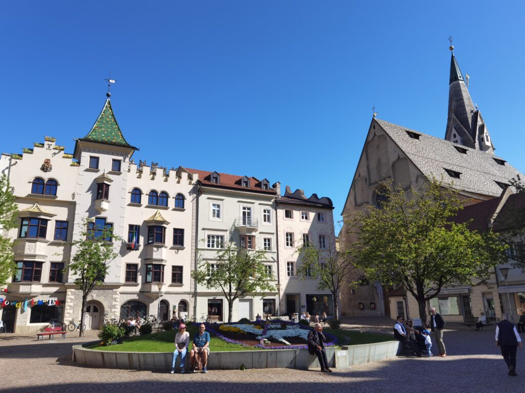 Blick auf das Rathaus am Domplatz Brixen