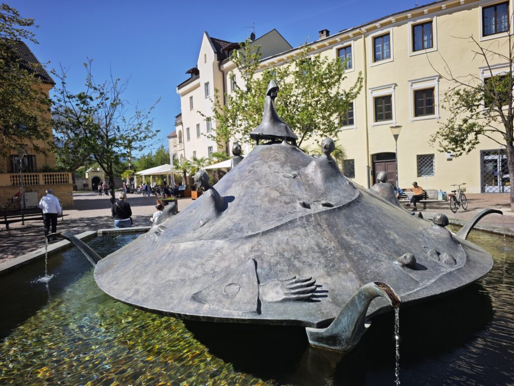 Der Brunnen von Martin Rainer am  Domplatz Brixen