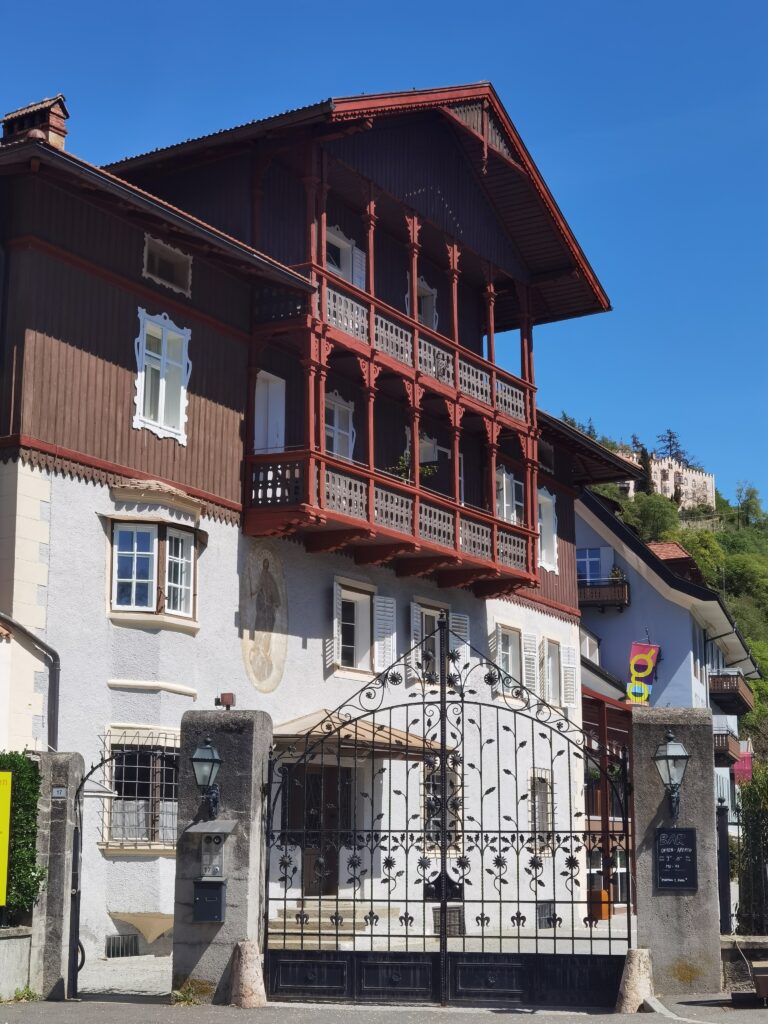 In Stufels gibt es viele Häuser mit den historischen Balkonen aus Holz